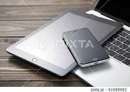 デバイス　パソコンとスマホとタブレット 81689062