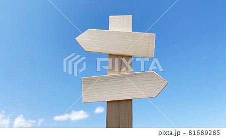 道しるべと青空_2方向_真ん中 道しるべと青空_2方向_真ん中 81689285