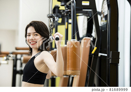 女性　トレーニング　スポーツジム　ラットプルダウン　笑顔　カメラ目線 81689999