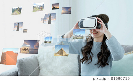 VRで旅行を楽しむ女性 81690719