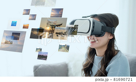 VRで旅行を楽しむ女性 VRで旅行を楽しむ女性 81690721