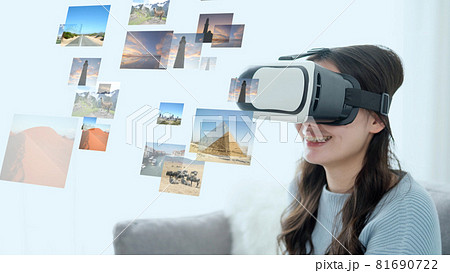 VRで旅行を楽しむ女性 VRで旅行を楽しむ女性 81690722