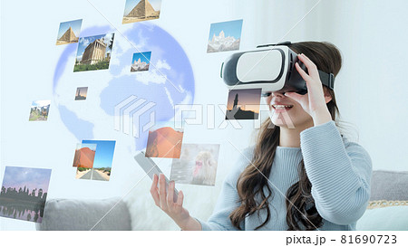 VRで旅行を楽しむ女性 81690723