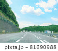 山に向かう3車線の高速道路 81690988