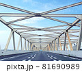 高速道路にかかる白い鉄橋利根川橋 81690989
