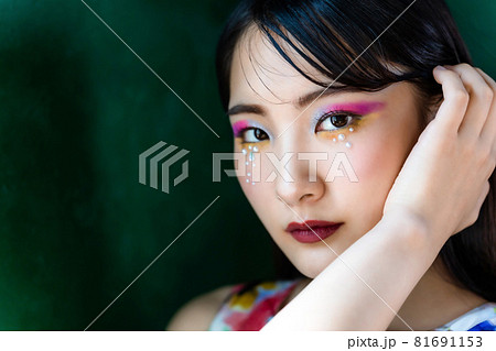 カラフルなメイクをした女性ポートレート カラフルなメイクをした女性ポートレート 81691153