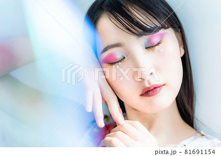 カラフルなメイクをした女性ポートレート 81691154