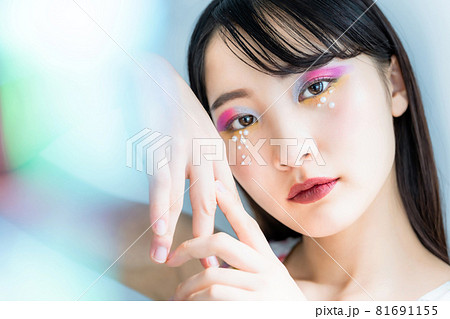 カラフルなメイクをした女性ポートレートの写真素材 [81691155] - PIXTA
