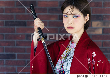 刀を持つ和服の女性ポートレート 刀を持つ和服の女性ポートレート 81691164