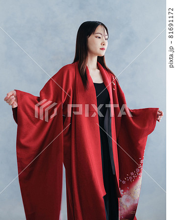和服を着た女性ポートレート 81691172