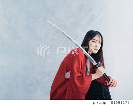 刀を持つ和服の女性ポートレート 81691175