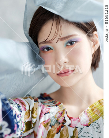 カラフルなメイクの女性ポートレートの写真素材 [81691218] - PIXTA
