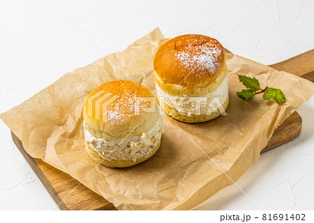 マリトッツォ　Italian cream sandwich sweets (Maritozzo)  81691402