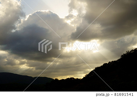 山のシルエットにかかる夕方の天使の梯子 全体 山のシルエットにかかる夕方の天使の梯子 全体 81691541