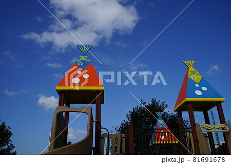 公園にある遊具の魚型の屋根2つと青空 81691678