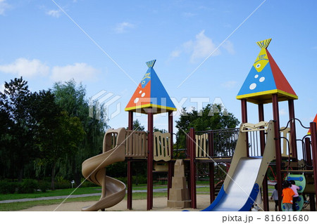 公園にある魚型屋根の遊具の滑り台と青空と子ども 公園にある魚型屋根の遊具の滑り台と青空と子ども 81691680