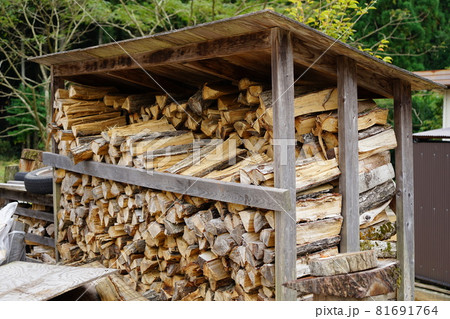 たくさんの薪を置いておく小屋 81691764