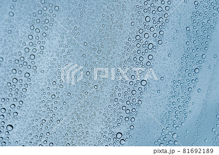 車の塗装にはじかれた水滴 洗車 ワックス 雨 車の塗装にはじかれた水滴 洗車 ワックス 雨 81692189