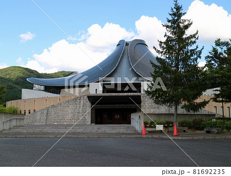 武蔵の里の武蔵武道館の反り返り屋根の建物 81692235