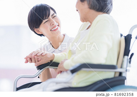 介護イメージ　シニア女性と介護士のポートレート 81692358