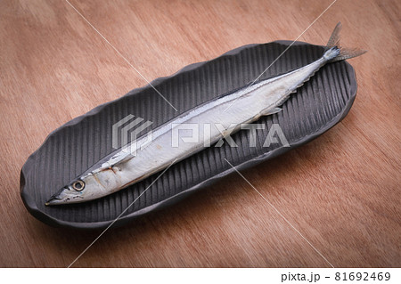 黒いお皿の上にある生の秋刀魚の全体 fish 黒いお皿の上にある生の秋刀魚の全体 fish 81692469