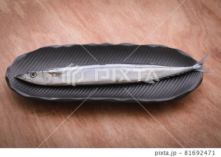 黒いお皿の上にある生の秋刀魚の全体 fish 黒いお皿の上にある生の秋刀魚の全体 fish 81692471