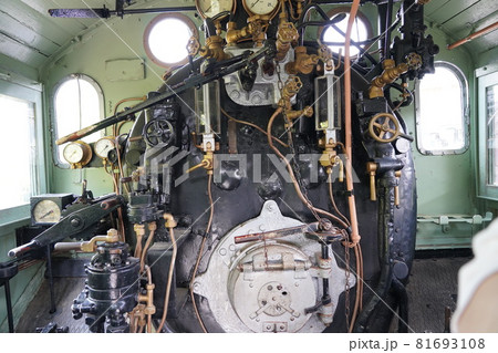 C11形式タンク蒸気機関車（C111号）の運転席・操縦席の写真素材 [81693108] - PIXTA