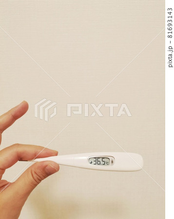 体温計を持つ左手 81693143