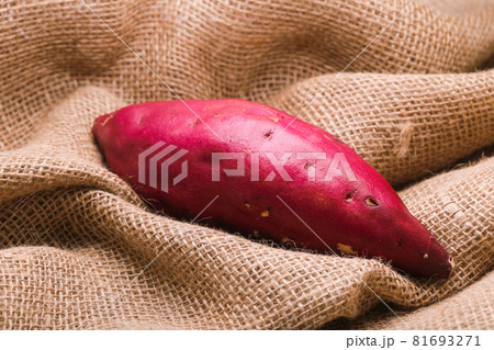 麻袋の上にある大きな一つのさつまいも　potato vegetable 81693271