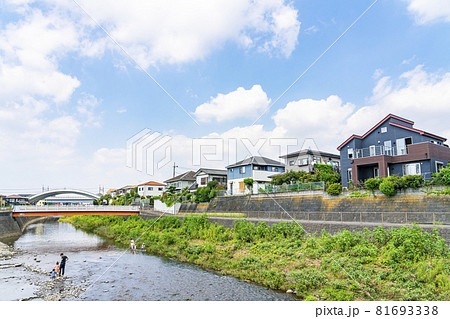 閑静な住宅街の側を流れる清らかな川 閑静な住宅街の側を流れる清らかな川 81693338