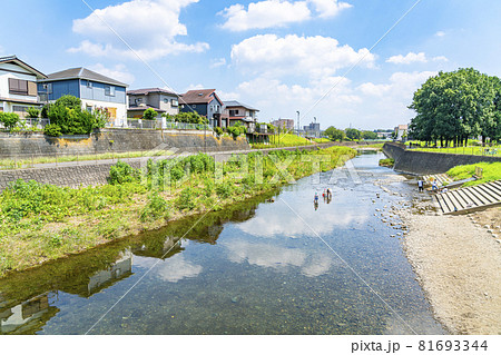 閑静な住宅街の側を流れる清らかな川の写真素材 [81693344] - PIXTA