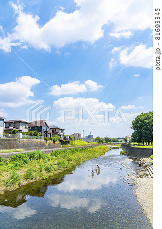 閑静な住宅街の側を流れる清らかな川 閑静な住宅街の側を流れる清らかな川 81693345
