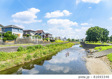 閑静な住宅街の側を流れる清らかな川 閑静な住宅街の側を流れる清らかな川 81693346