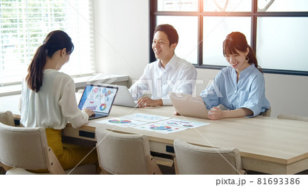 オフィスでミーティングする人々　ビジネスとチームワーク 81693386