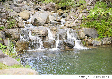 小さい滝になっている川 滝つぼの写真素材