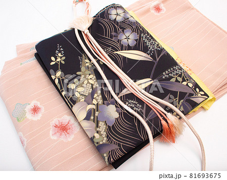 日本の普段着用の着物のセット(着物、帯、帯揚げ、帯紐)、桜柄:絹ではなく濡れても大丈夫なポリエステル 日本の普段着用の着物のセット(着物、帯、帯揚げ、帯紐)、桜柄:絹ではなく濡れても大丈夫なポリエステル 81693675