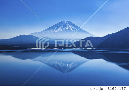 本栖湖で見る逆さ富士 山梨県身延町にての写真素材