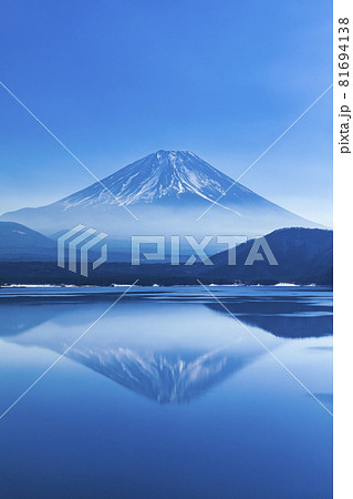 本栖湖で見る逆さ富士　山梨県身延町にて 81694138