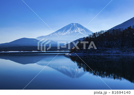 本栖湖で見る逆さ富士 山梨県身延町にての写真素材