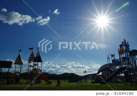 夏の青空と太陽と白い雲と遊具が並ぶ公園の風景 夏の青空と太陽と白い雲と遊具が並ぶ公園の風景 81694280