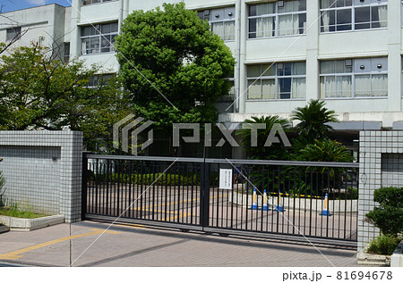 学校の門は閉じられています。 学校の門は閉じられています。 81694678