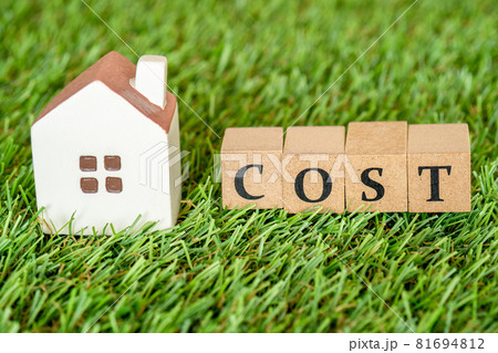 住宅のコストのコンセプト(ミニチュアの家とCOSTという単語) 住宅のコストのコンセプト(ミニチュアの家とCOSTという単語) 81694812