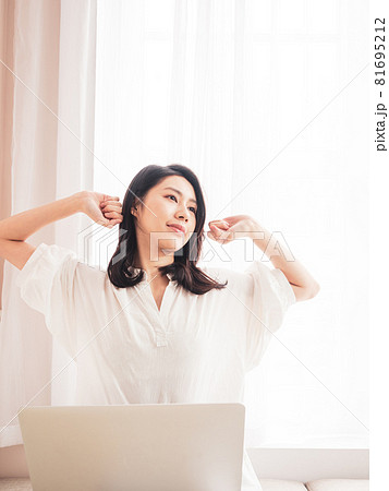 女性 女の人 女 81695212