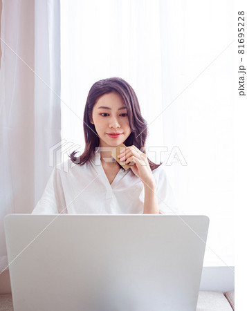 ノートパソコン ラップトップ PC 81695228