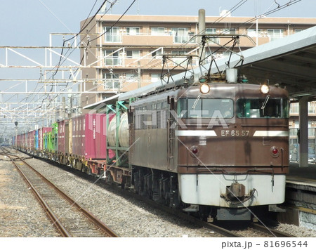 EF65 57号機牽引のコンテナ貨物列車 81696544