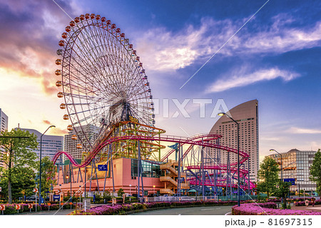 横浜の都市風景 夕焼けと観覧車とジェットコースター 横浜の都市風景 夕焼けと観覧車とジェットコースター 81697315