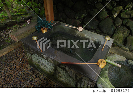 白山平泉寺　参道の手水舎 81698172