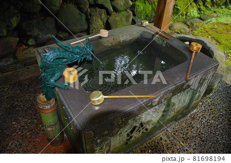 白山平泉寺　参道の手水舎 81698194