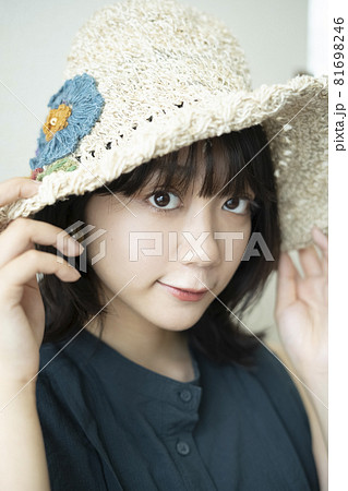 麦わら帽子を被った女性のポートレート 麦わら帽子を被った女性のポートレート 81698246