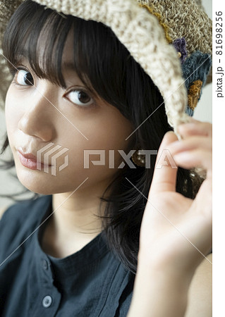 麦わら帽子を被った女性のポートレート 81698256